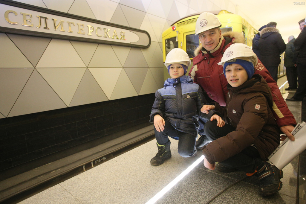 Метро развлечение. Семья Олега Мельникова Мосметрострой. Семья в метро.