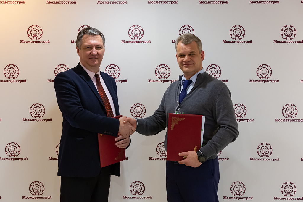 2 полоса - Интервью - Подписание договора.jpg